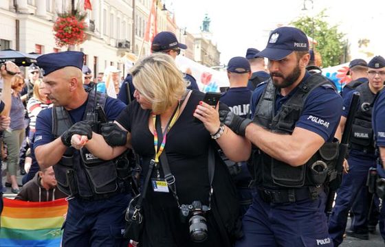 Dziennikarka Video-KOD wyprowadzona przez policję z antyfaszystowskiej demonstracji, krytykuje to Towarzystwo Dziennikarskie