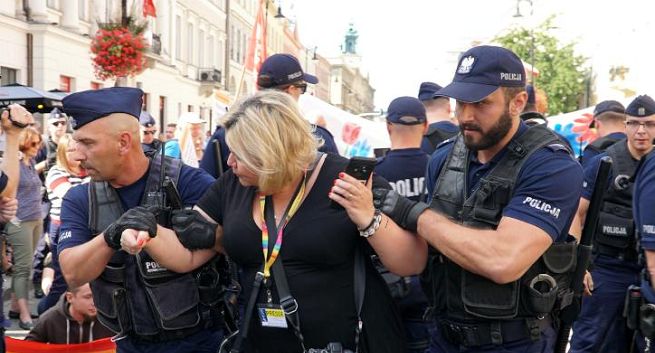 Dziennikarka Video-KOD wyprowadzona przez policję z antyfaszystowskiej demonstracji, krytykuje to Towarzystwo Dziennikarskie