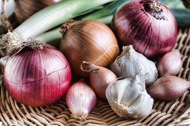 Jedzenie większej ilości cebuli i czosnku może powstrzymać raka piersi.