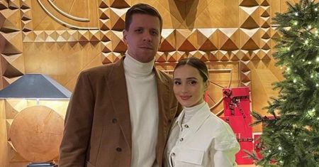 Marina Łuczenko z rodziną pozują w zimowej scenerii na tle wynajętego vana. Fani doceniają: "Czuć tę miłość i magię świąt" (ZDJĘCIA)