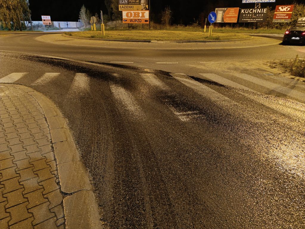 Lublin: Ulica zalana olejem hydraulicznym. Jest bardzo ślisko, auta suną bokiem