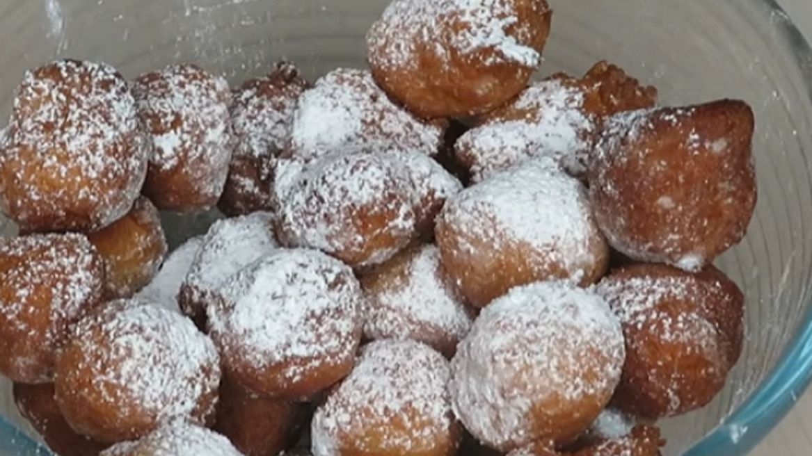 Szybkie pączusie jogurtowe to idealna i prosta przekąska.