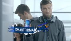 „Ja+ Mistrzowska SmartFirma” reklamowana przez siatkarzy na lotnisku (wideo)