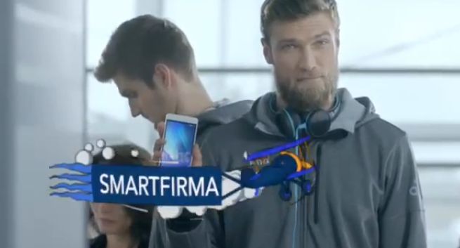 „Ja+ Mistrzowska SmartFirma” reklamowana przez siatkarzy na lotnisku (wideo)