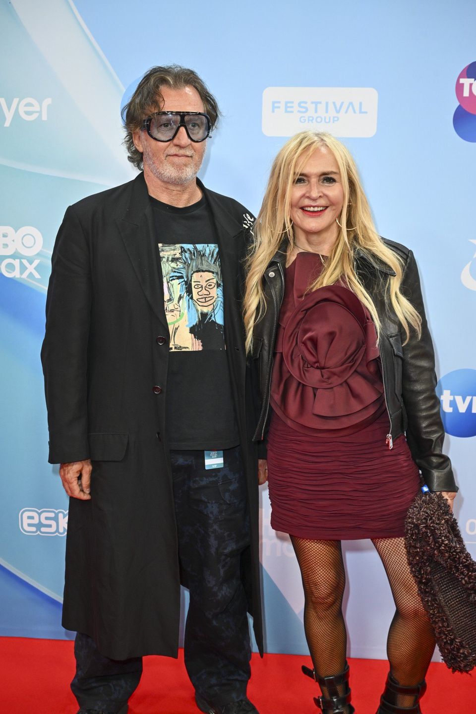 Najbardziej przyciągającym uwagę elementem stylizacji Moniki Olejnik jest spektakularna, trójwymiarowa aplikacja w kształcie ogromnego kwiatu umieszczona na sukience.