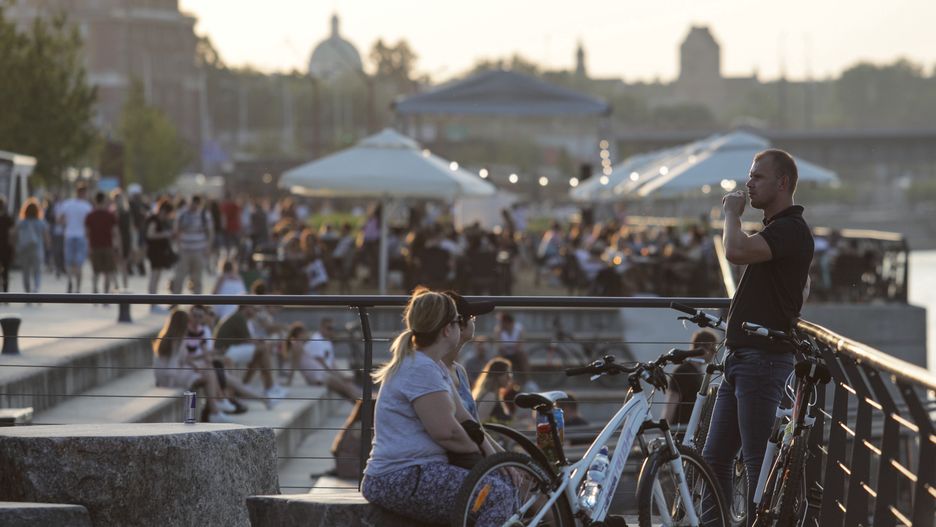 Warszawa.Nie wszyscy pamietają, że koronawirus dalej szaleje.