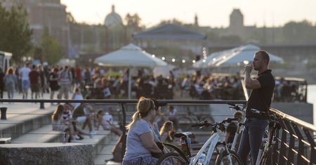 Warszawa. Ludzie zapomnieli, że koronawirus dalej szaleje