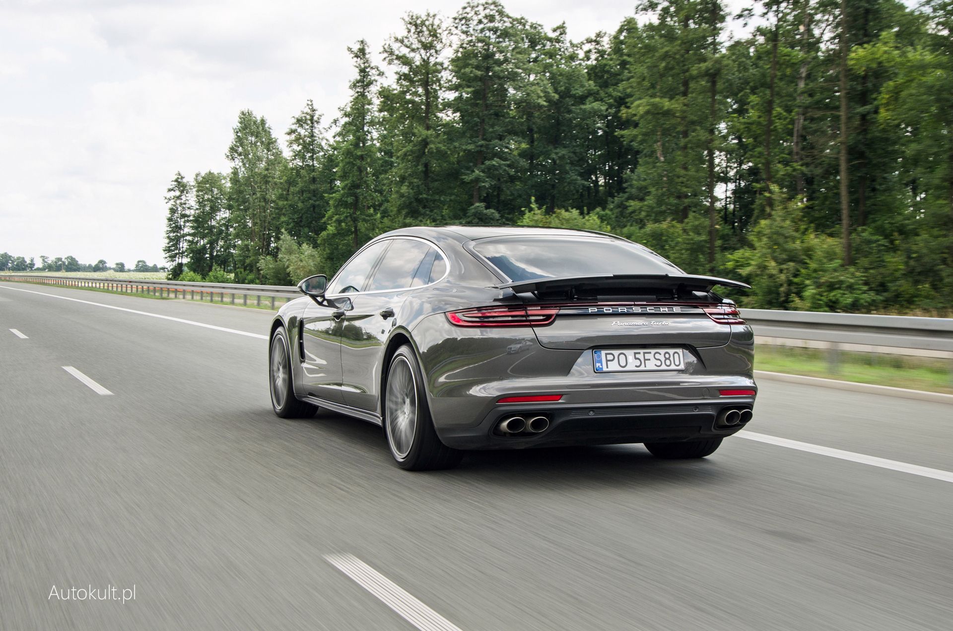 Fantastyczne osiągi to jedno, ale podwozie Porsche Panamery Turbo Executive to jakieś cudowne połączenie luksusowej limuzyny i supersportowca.