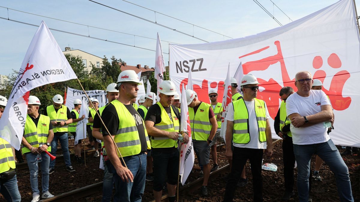 Na zdjęciu protest "Solidarności" przeciwko zwolnieniom grupowym w PKP Cargo, Katowice, wrzesień 2024 roku