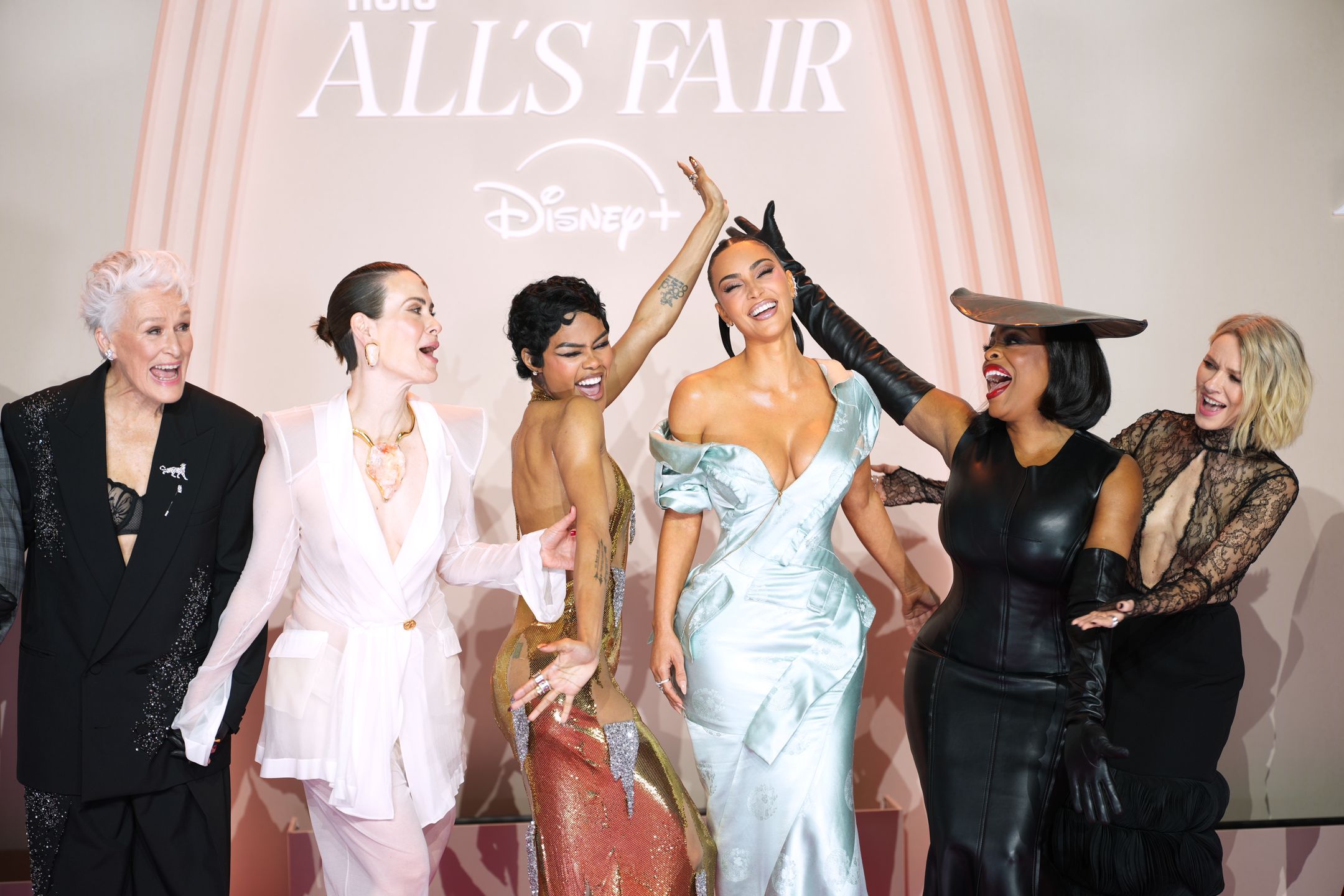 Kim Kardashian z obsadą na premierze "All's Fair" w Paryżu