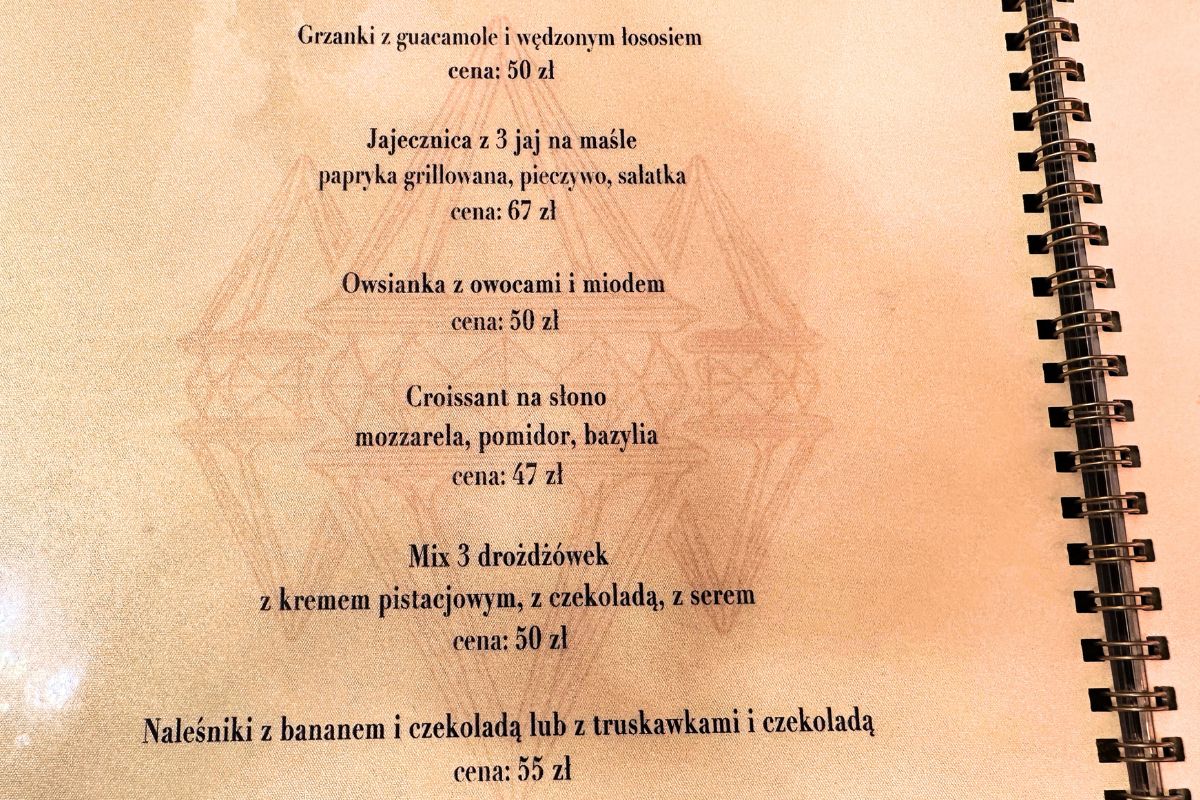Menu śniadaniowe z restauracji na Krupówkach