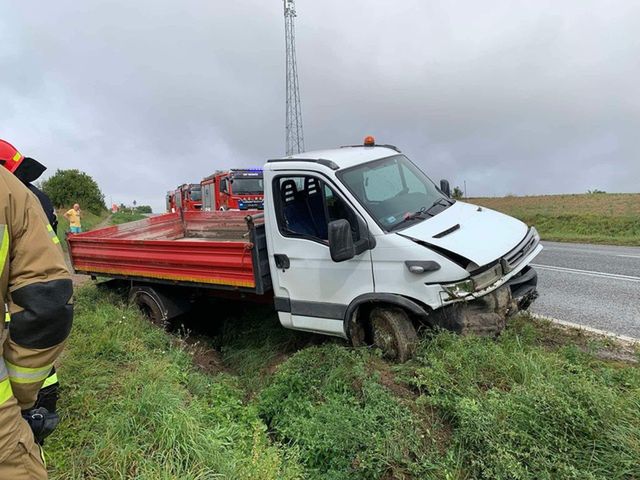 Wypadek w gminie Waśniów. Kierowca wypadł z drogi. Trzy osoby trafiły do szpitala