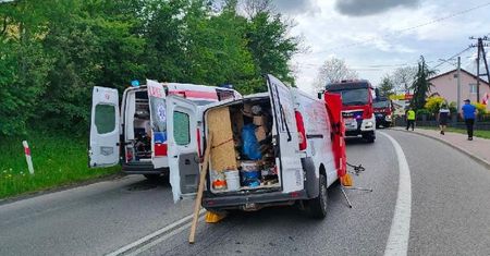 Tragedia w Świętokrzyskim. Bus zderzył się czołowo z ciężarówką