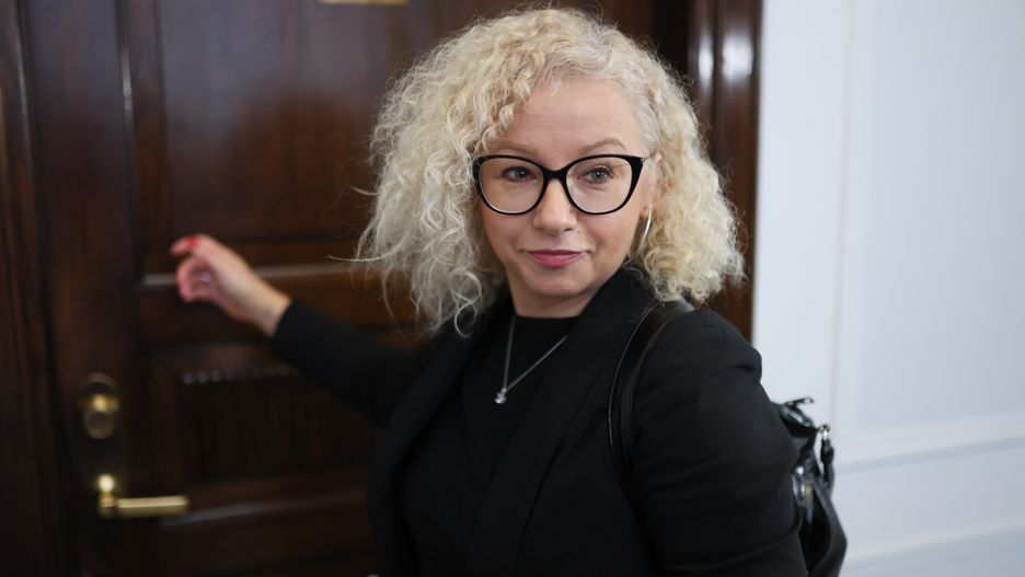 Warszawa, 16.12.2024. Minister do spraw równości Katarzyna Kotula udziela wypowiedzi na korytarzu sejmowym w Warszawie. (ad) PAP/Leszek Szymański