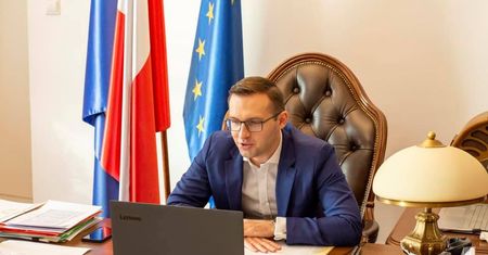 Prezydent Ciechanowa zachęca do otwierania lokali. Obiecuje pomoc