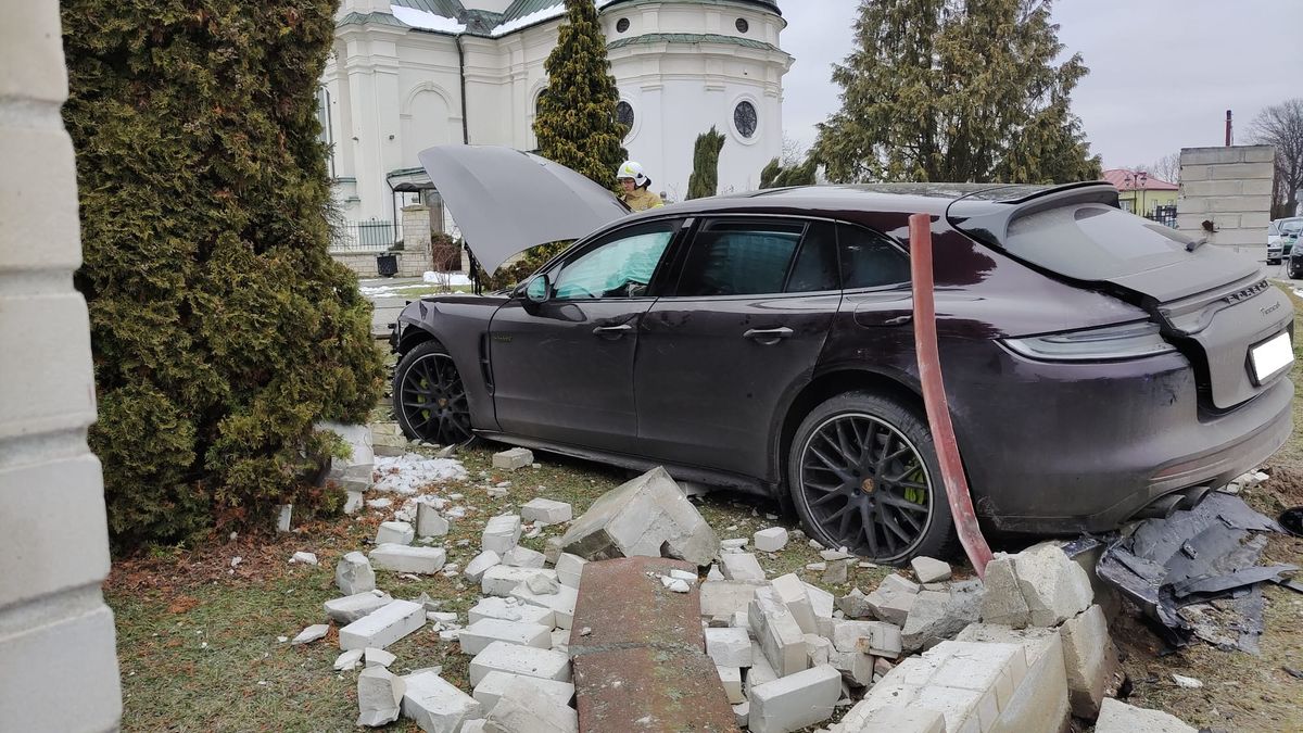 Porsche z impetem przebiło się przez ogrodzenie.