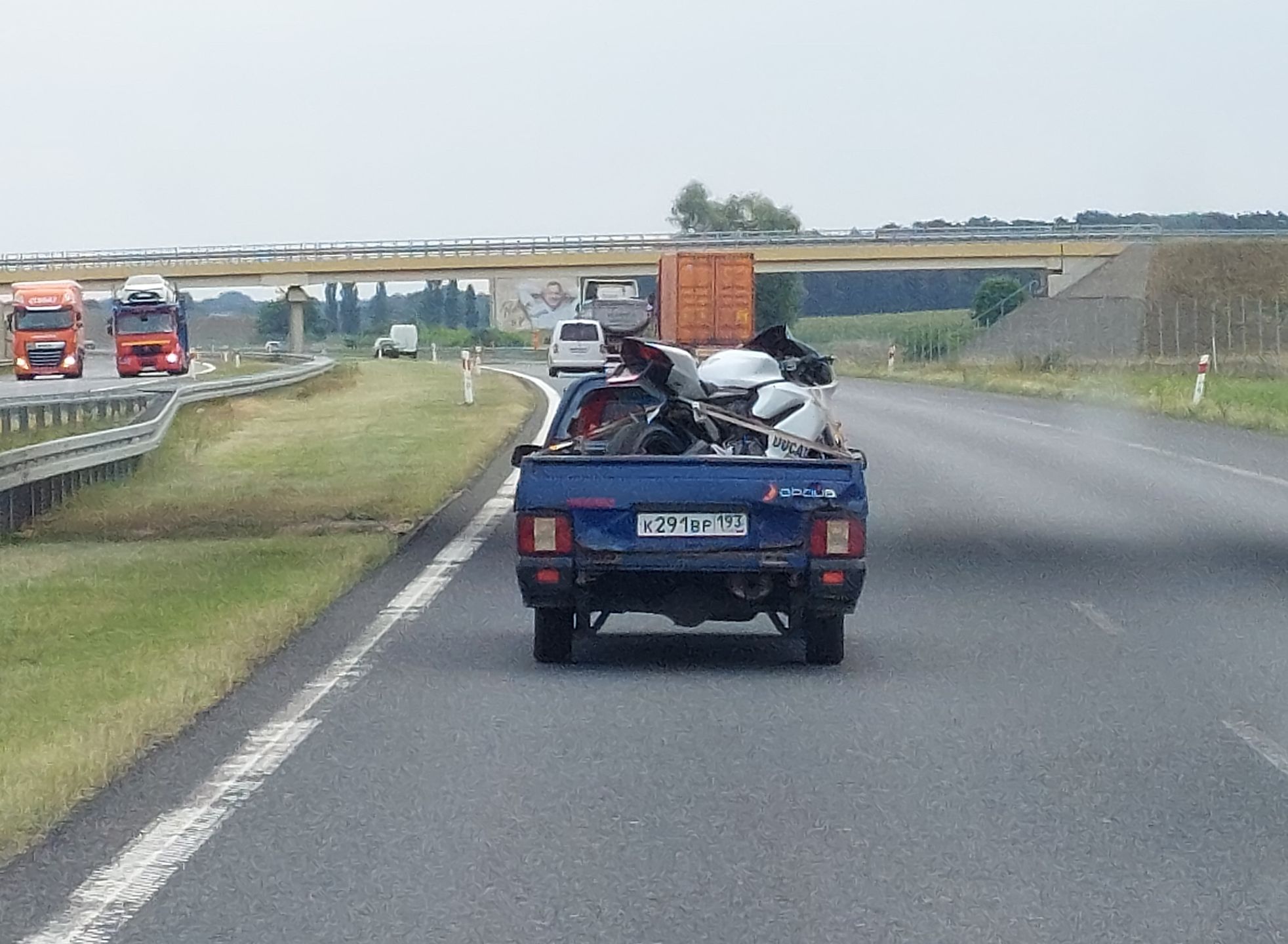 To zdjęcie sugeruje, że możemy mieć do czynienia z niezbyt urodziwą przyczepą własnej produkcji
