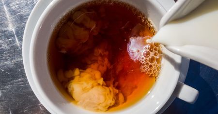 Angielski rytuał, który może szkodzić? Zaskakujące fakty o herbacie z mlekiem