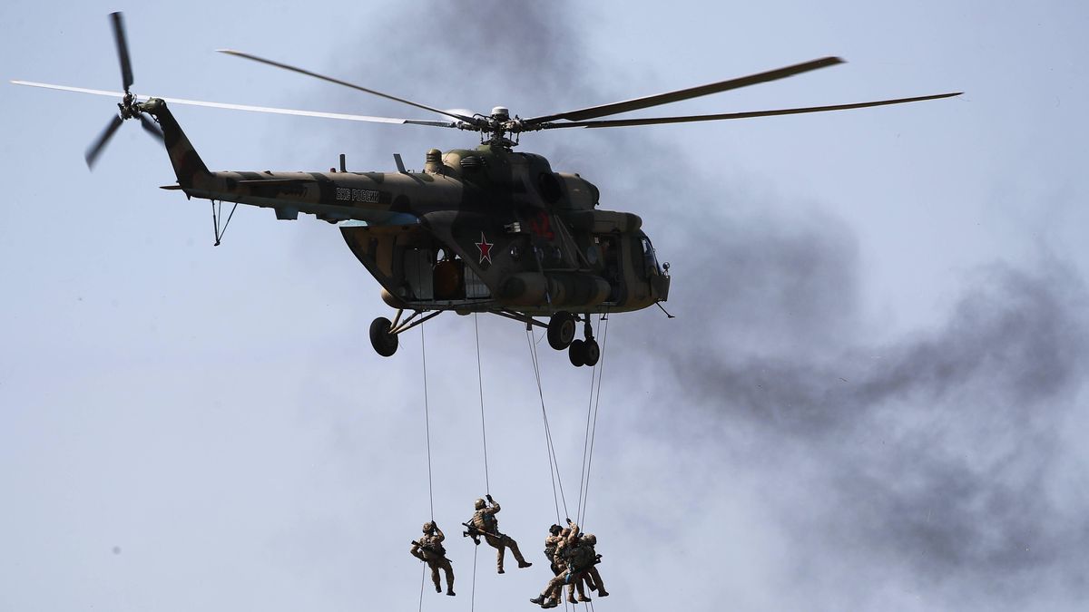 Russia celebrates Paratroopers' DayMOSCOW REGION, RUSSIA - JULY 31, 2021: Russian soldiers abseil from a helicopter as they show their skills during a military patriotic event marking Paratroopers' Day in Patriot Park. Anton Novoderezhkin/TASS Dostawca: PAP/ITAR-TASS.Anton NovoderezhkinRussian Army, VDV, military, celebration, Airborne Forces, airborne troops