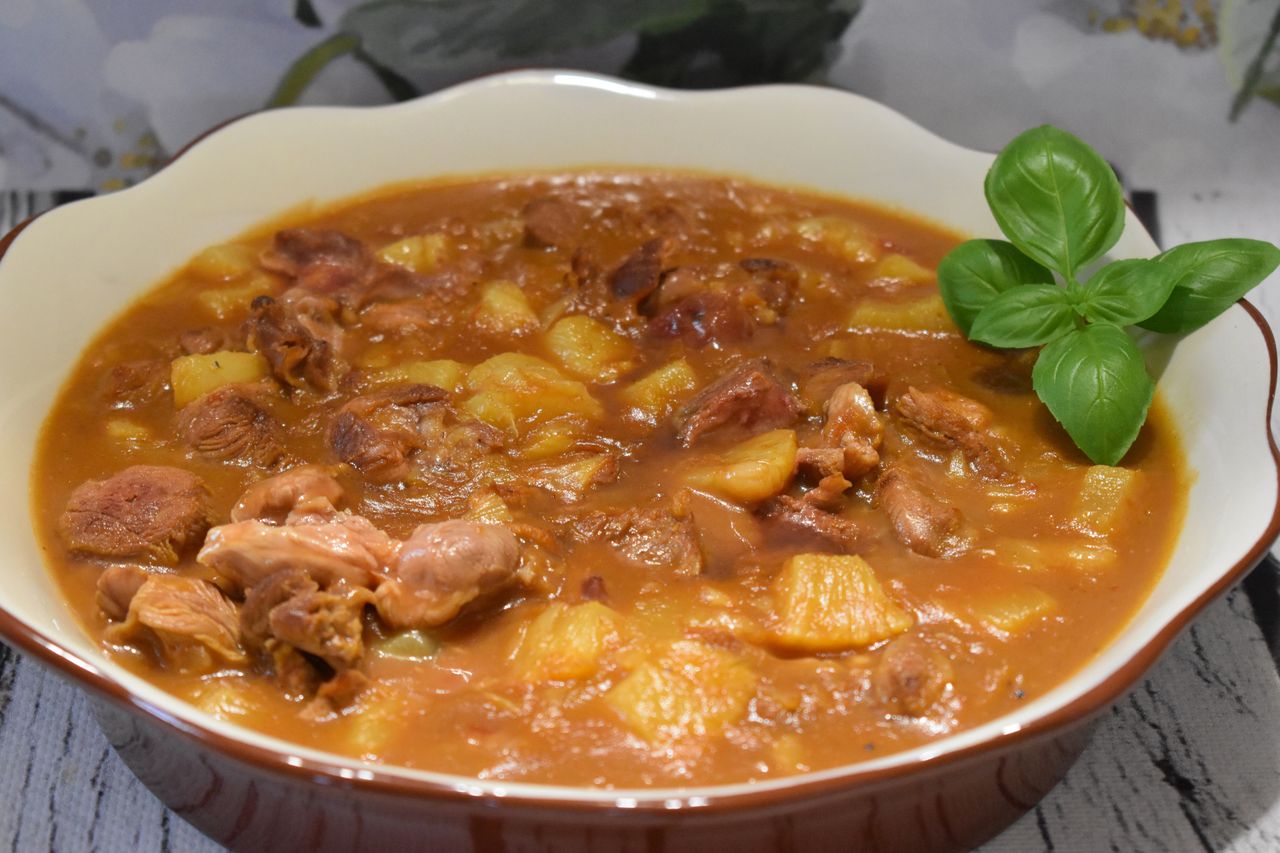 Kaczka z ananasem duszona w sosie curry