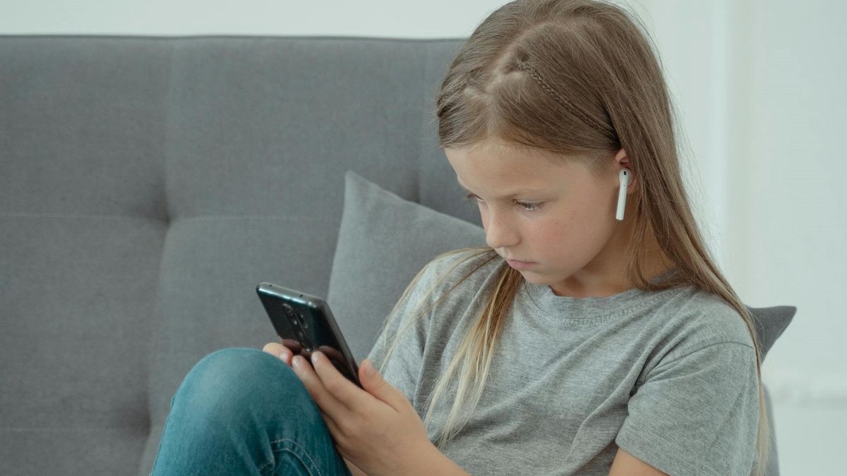 Dzieci łatwo ulegają presji w mediach społecznościowych. Jak temu przeciwdziałać?  