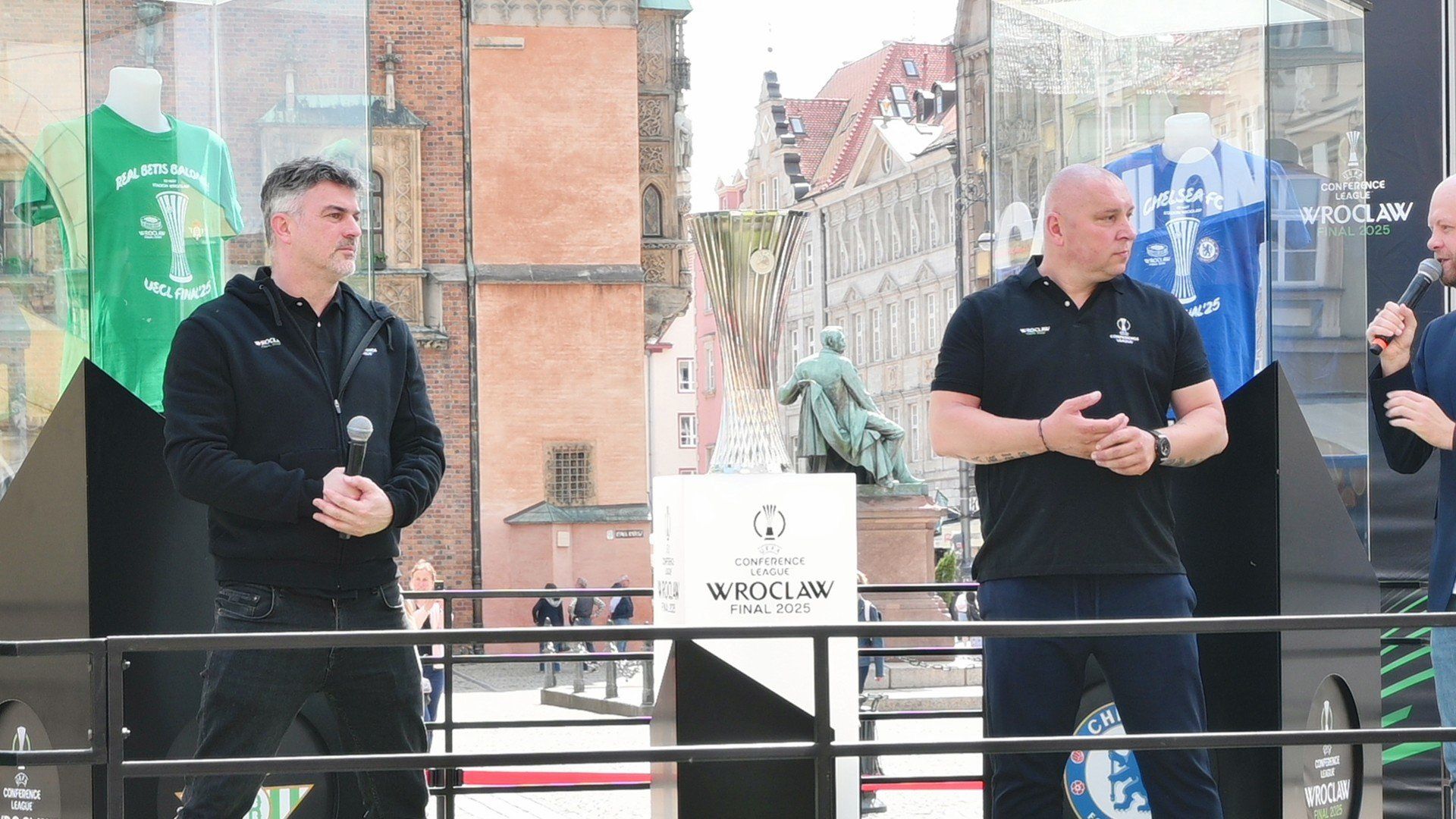 Otwarcie strefy kibica finału Ligi Konferencji na wrocławskim Rynku