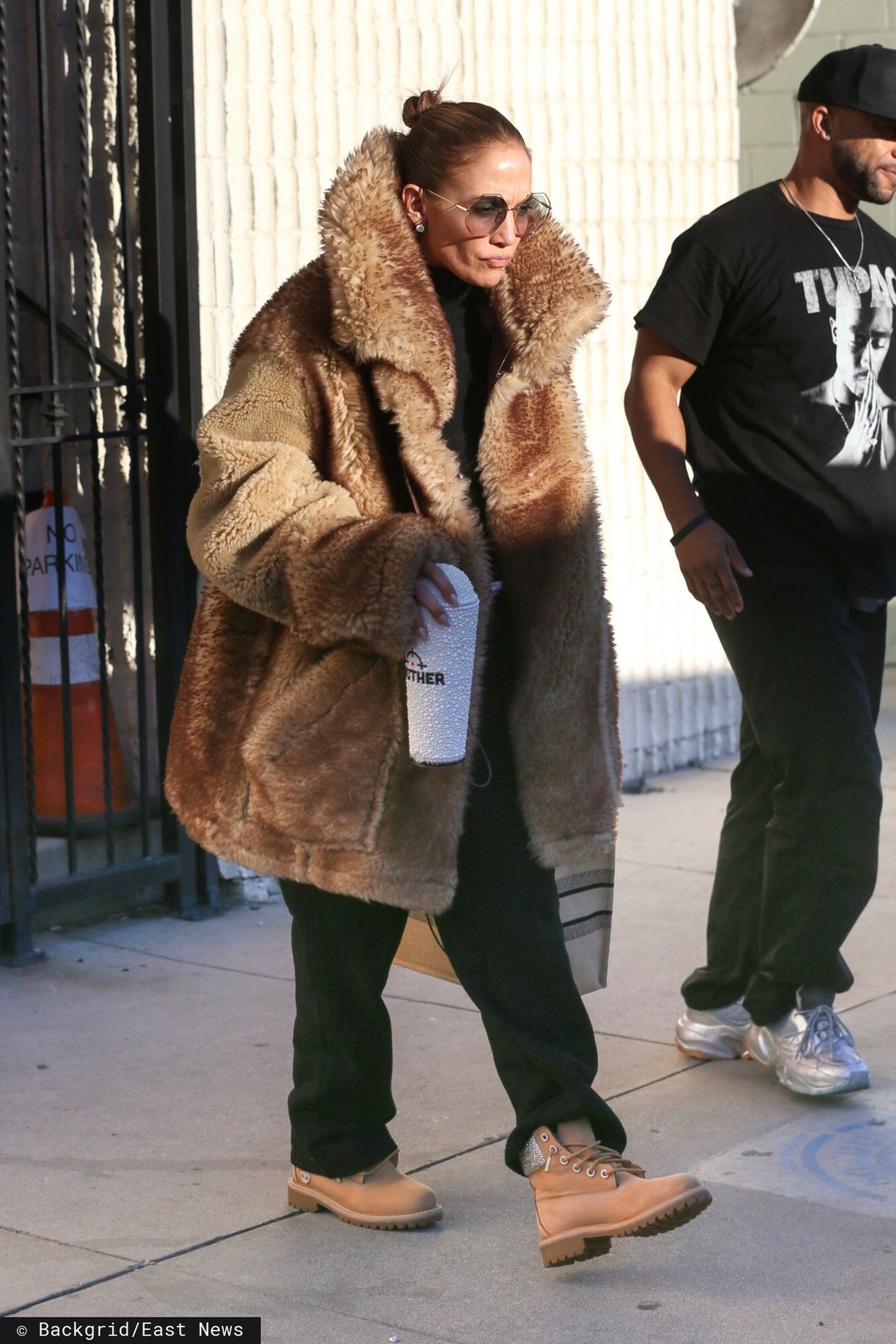 Jennifer Lopez w futrze i czarnej bazie