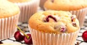 Świeże owoce zatopione w puszystym cieście. Te proste muffinki są najlepsze do kawy w ogrodzie
