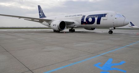 Rosyjski opozycjonista wyprowadzony z samolotu. LOT potwierdza. MSZ: "To akcja represyjna"