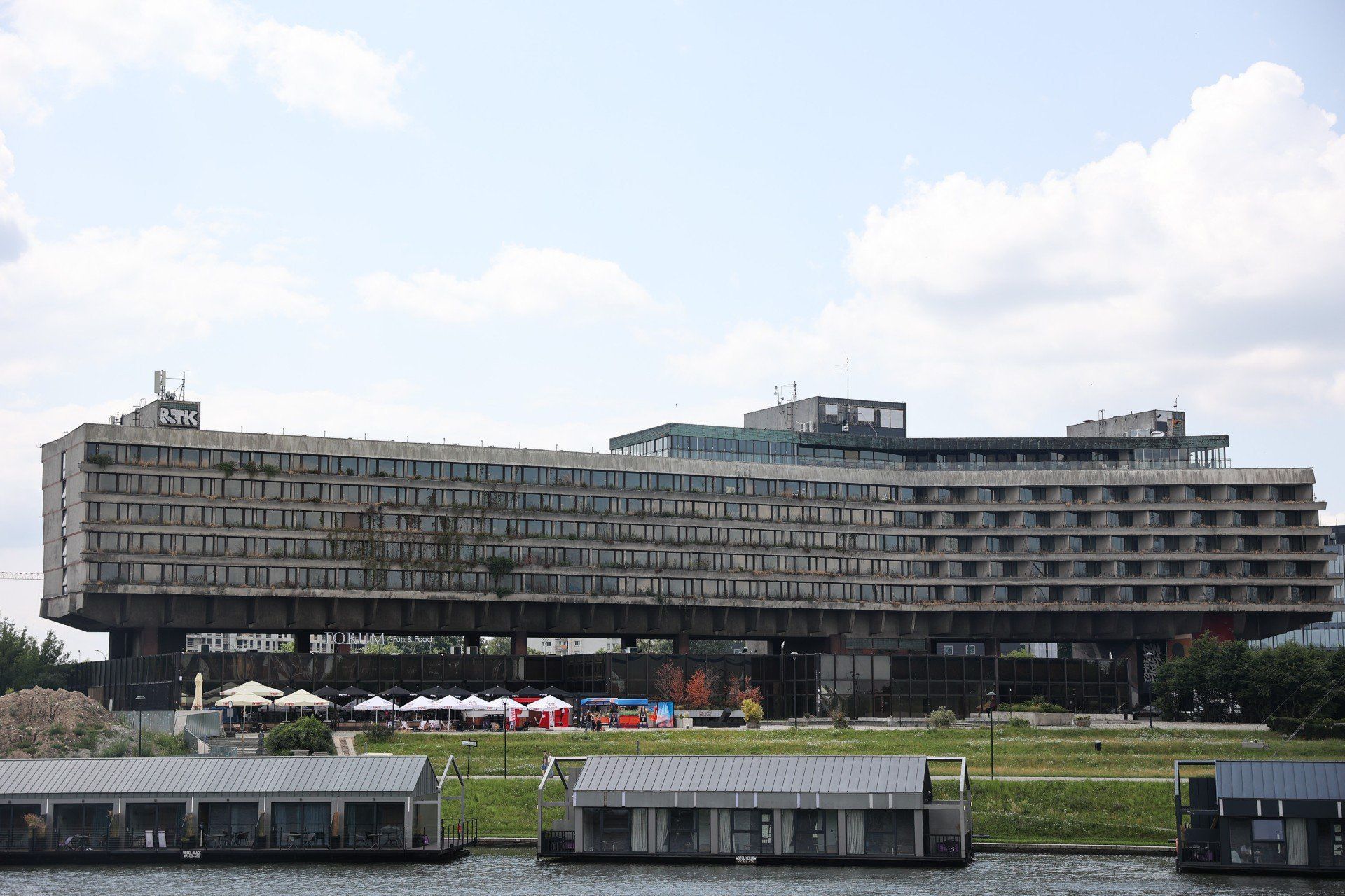Budowa hotelu Forum, na podstawie projektu Janusza Ingardena, rozpoczęła się w 1978 i trwała ponad 10 lat. Oficjalne otwarcie nastąpiło 15 maja 1988.