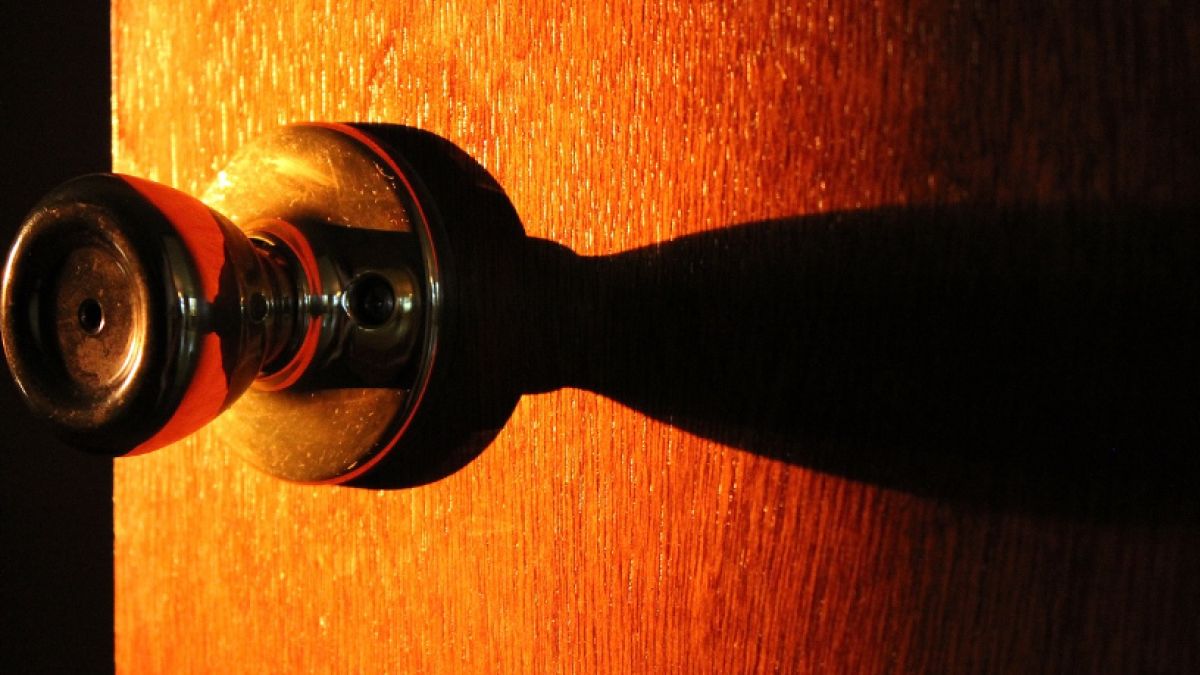 Kobieta usłyszała wołanie o pomoc, dobiegające z sąsiedniego mieszkania