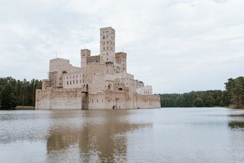 Stobnica: Zielone światło dla kontrowersyjnego zamku. Uznano ważność pozwolenia na budowę