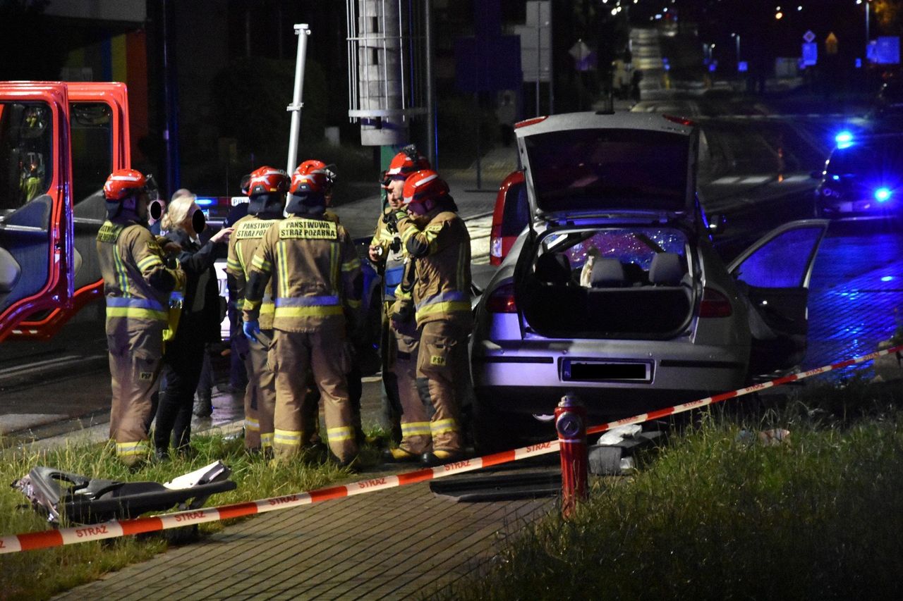 Żelazno: Śmiertelny wypadek. Samochód z impetem wjechał w zaparkowaną przyczepę