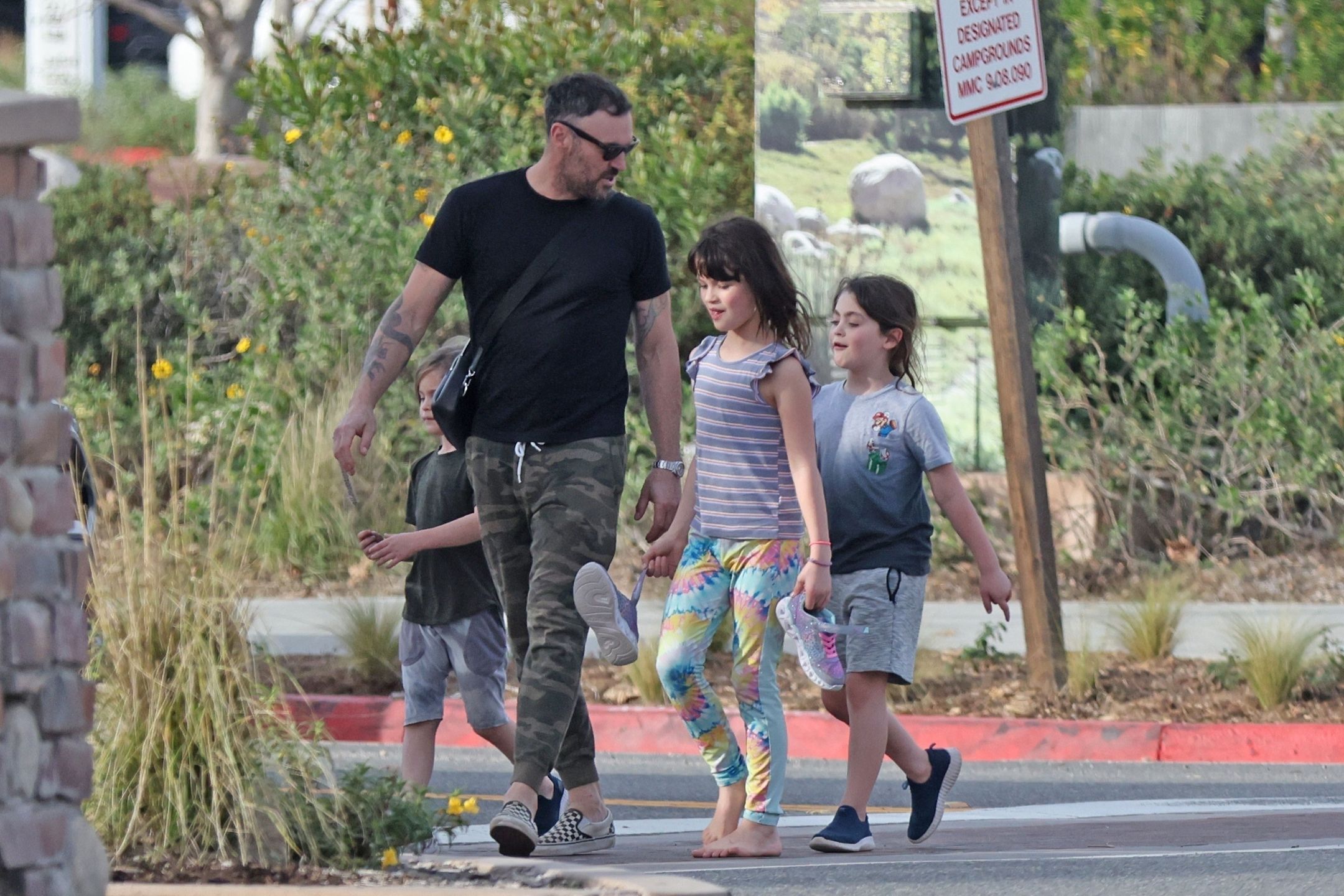 Brian Austin Green, były mąż Megan Fox, spaceruje z trzema synami po Malibu