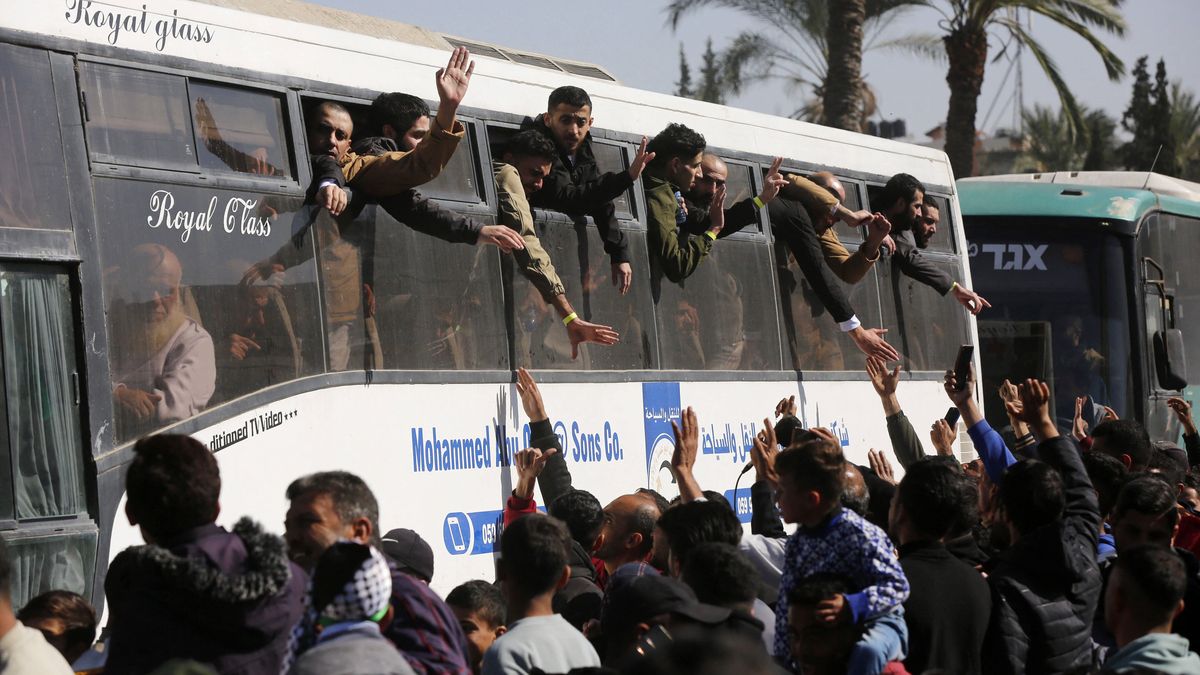 Trump: Izrael musi podjąć decyzję w sprawie Hamasu (Na zdjęciu: zwolnieni w sobotę przez Izrael Palestyńczycy)