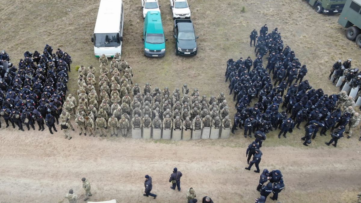 Ukraińscy pogranicznicy ćwiczą wspólnie z policją działania w przypadku zamieszek na granicy. 