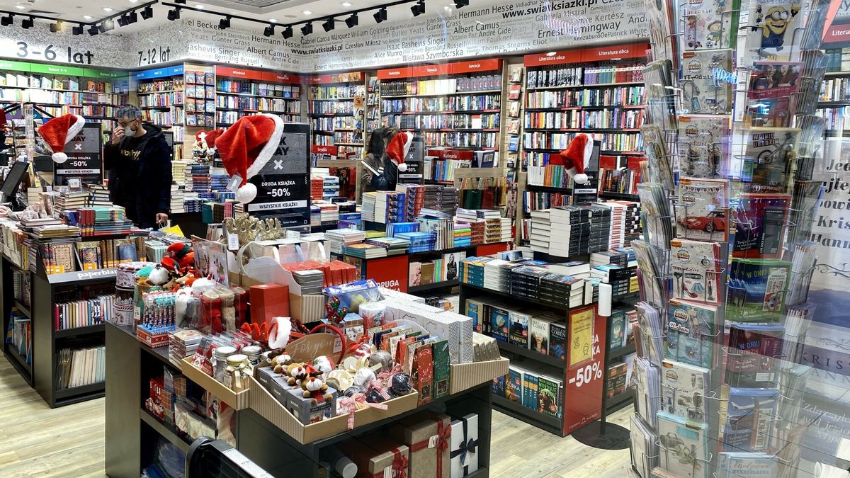 Galerie handlowe znowu otwarteFot. Jakub Kaminski/East News, Warszawa, 28.11.2020. Wszystkie sklepy w galeriach handlowych po trzytygodniowej przerwie znowu zostaly otwarte. Handel ma przebiegac w scislym rezimie sanitarnym.Jakub Kaminski