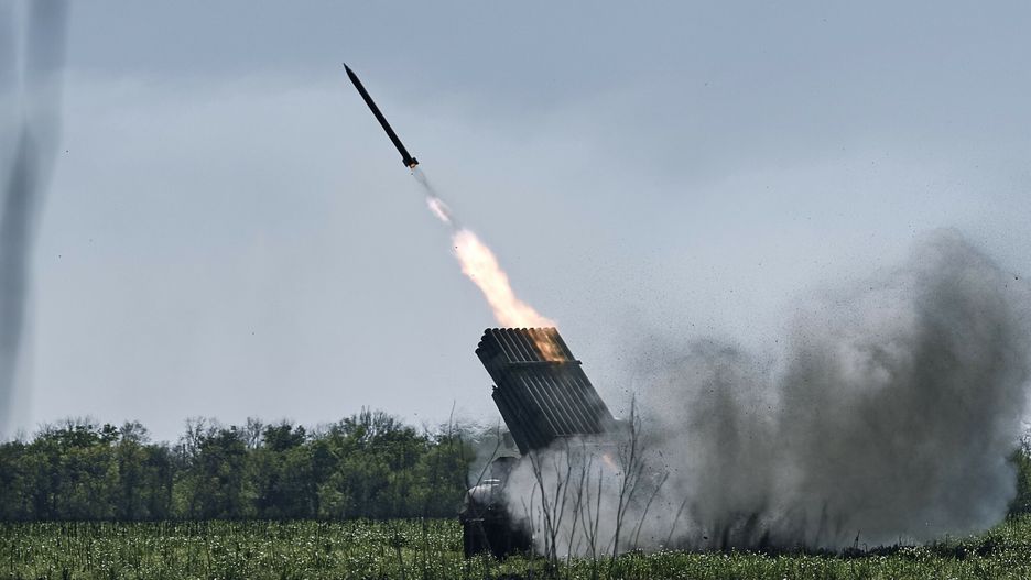 Ukraina - arch 2
Ukrainian army Grad multiple rocket launcher fires rockets at Russian positions in the frontline near Bakhmut, Donetsk region, Ukraine, Wednesday, May 3, 2023. (AP Photo/Libkos)
LIBKOS