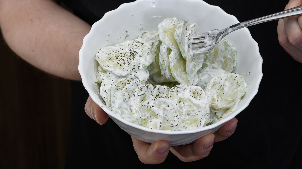 Mizeria do słoików na zimę wymieszana ze śmietanką