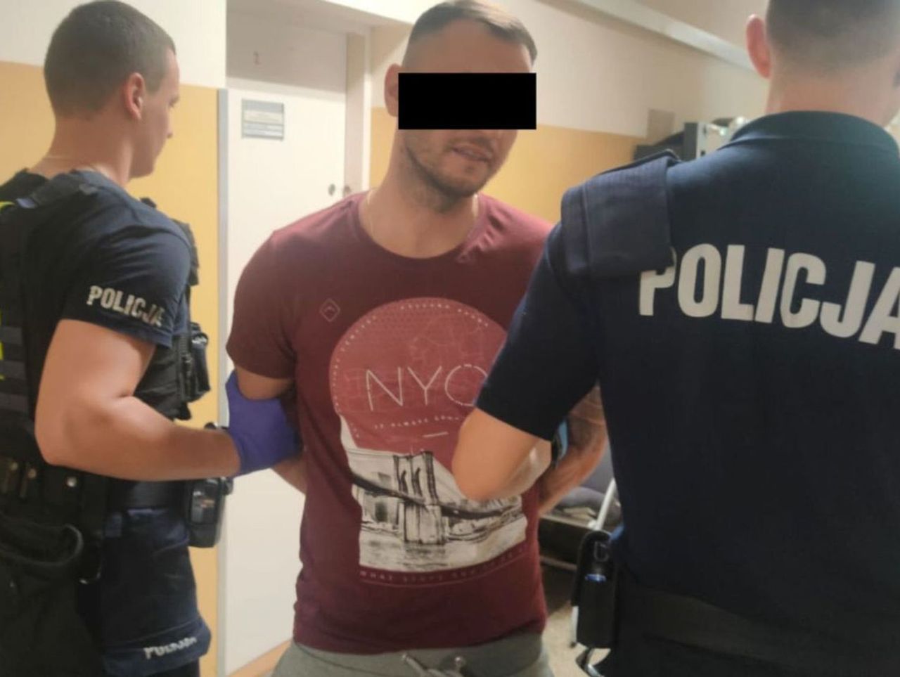 Warszawa: Celowali z pistoletu do radiowozu. Agresorzy zatrzymani