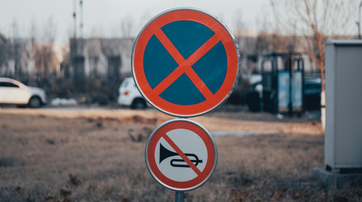 Jasło: Zakaz poskutkował. Samochody na sprzedaż zniknęły z parkingu