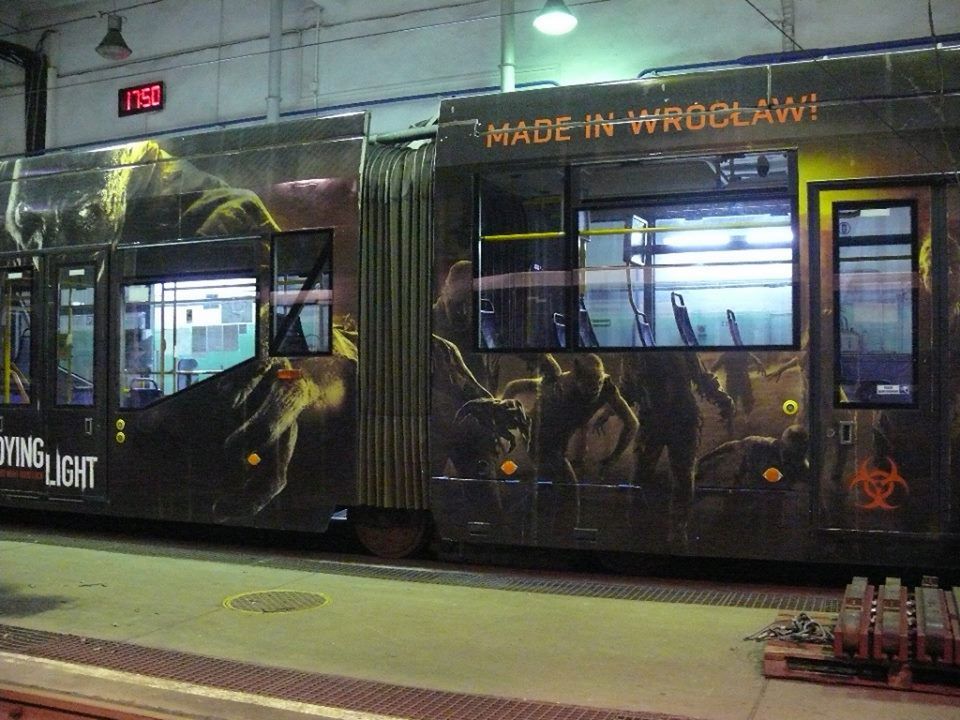Zdjęcie dnia: Zombie na wrocławskim tramwaju. Świetna promocja Dying Light! 3
