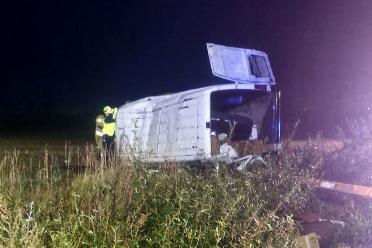 Bus wypadł z drogi. W środku 7 osób. Zatrzymano 73-latka