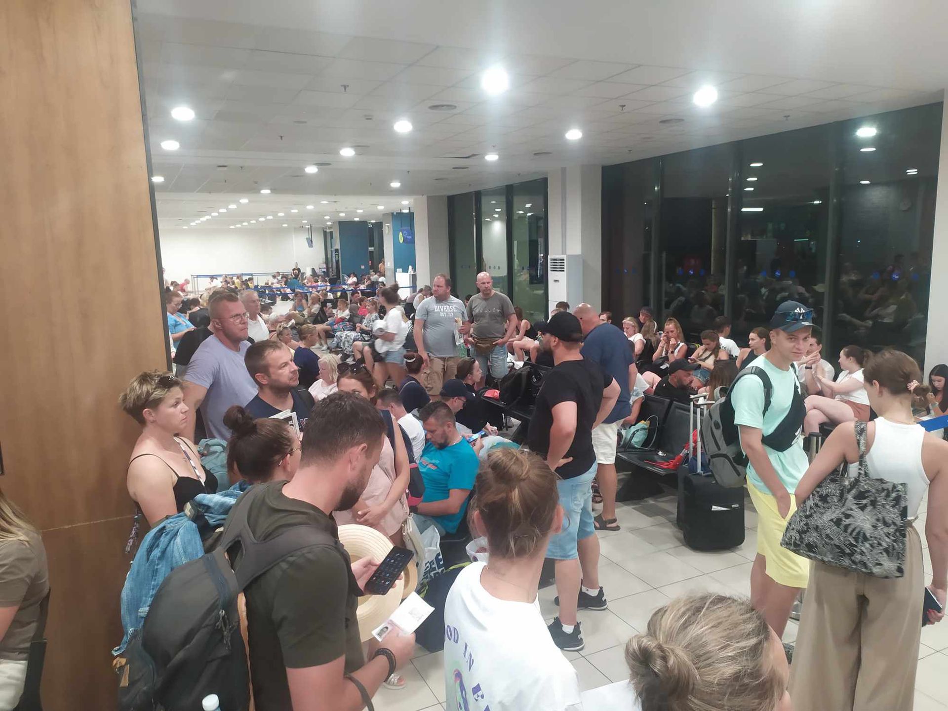 Około 200-osobowa grupa Polaków w oczekiwaniu na powrót z Rodos do Warszawy