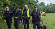 Lębork: Zostawili kobietę w rozbitym aucie i uciekli do lasu