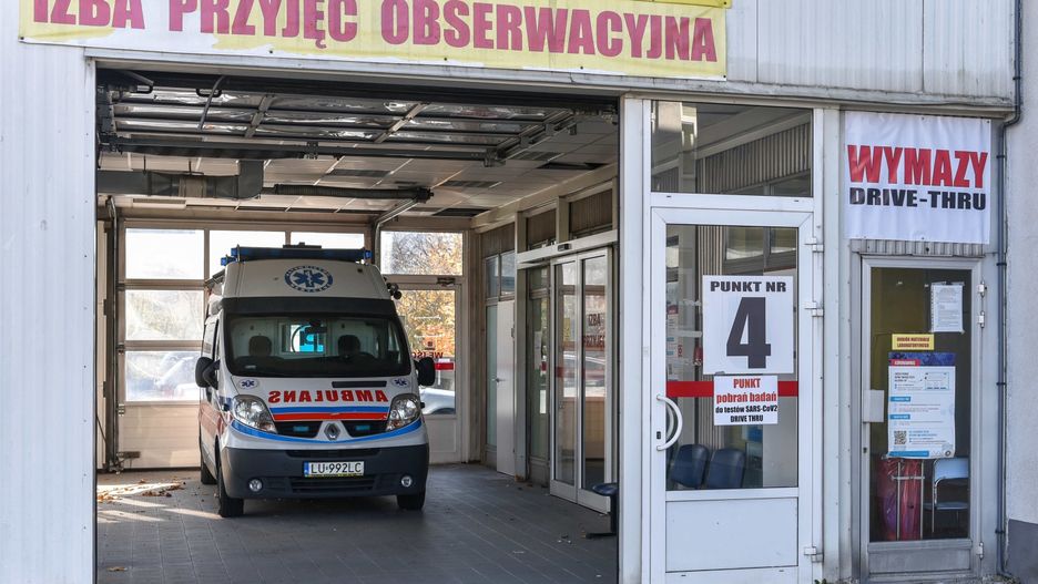 Czarny scenariusz naukowców z UW: nawet 25 tysięcy zakażeń koronawirusem dziennie 