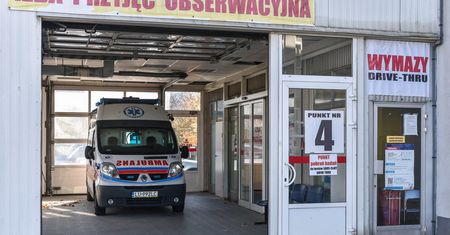 Czarny scenariusz naukowców z UW: nawet 25 tysięcy zakażeń koronawirusem dziennie