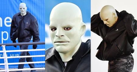 Kanye West PRZERAŻA na weneckim lotnisku w masce Fantomasa! PRZESADA? (ZDJĘCIA)