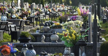 Sposoby na "cmentarne hieny". Z nagrobka już nie zniknie