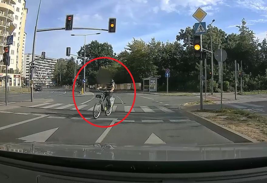 Czy pan się zreflektował i zjechał z drogi? Skądże, pojechał dalej pod prąd